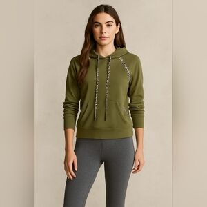 athleisure chic, glam casual,‎ streetwear femme, leopard accent, cozy edgy